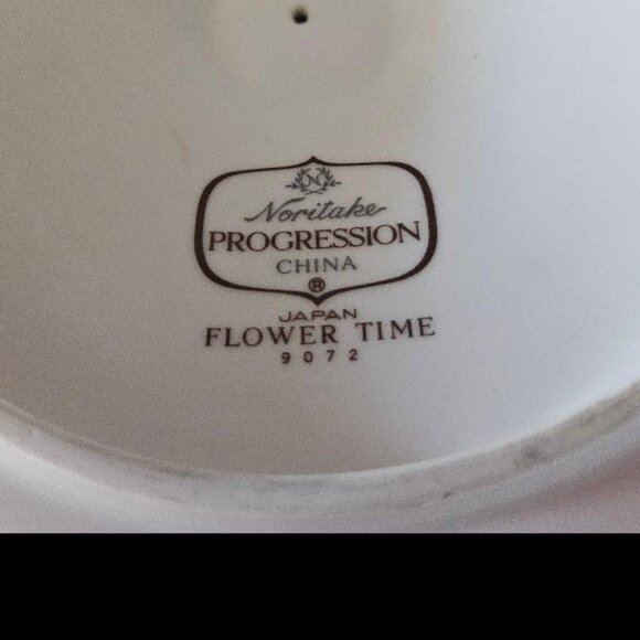 Noritake round casserole dish with lid Progression "Flower Time" 1.25 Qt - Picture 3 of 3